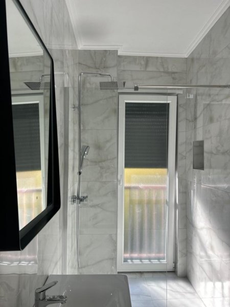 Jepet me Qera Apartament 2+1+ Post Parkimi  , Prane Gjimnazit Izmail Qemali, 1000 €