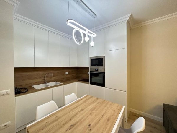 Jepet me Qera Apartament 2+1+ Post Parkimi  , Prane Gjimnazit Izmail Qemali, 1000 €