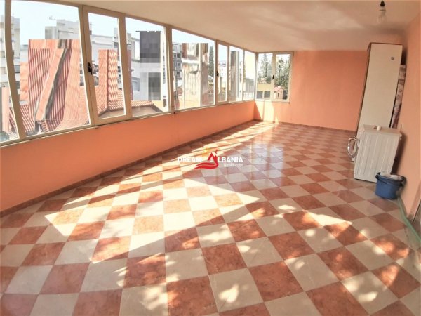 Tirane, jepet me qera apartament 3+1 , 140 m² 900 € (ne zonen e Don Boskos prane Kompleksit Vizion +)