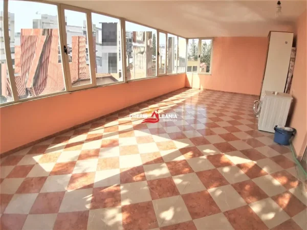 Tirane, jepet me qera apartament 3+1 , 140 m² 900 € (ne zonen e Don Boskos prane Kompleksit Vizion +)