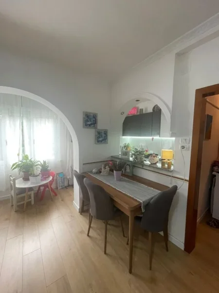 Tirane, jepet me qera 1+1 Kati 4, 56 m² 500 € (Ferit Xhajko)