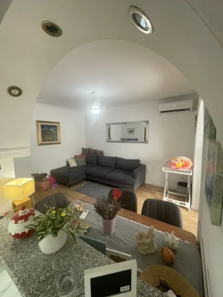 Tirane, jepet me qera 1+1 Kati 4, 56 m² 500 € (Ferit Xhajko)