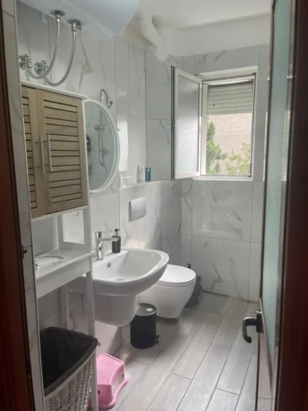 Tirane, jepet me qera 1+1 Kati 4, 56 m² 500 € (Ferit Xhajko)