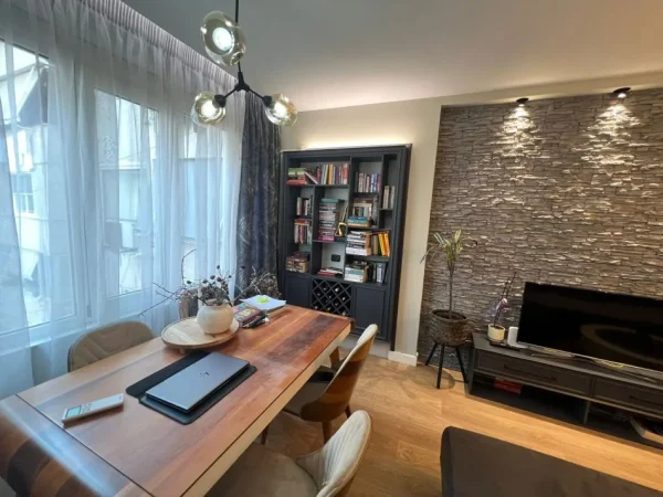 Tirane, shes apartament 2+1+Ballkon Kati 4, 82 m² 211.000 € (shyqyri brari)