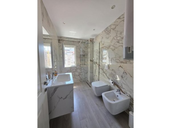 Tirane, jepet me qera apartament 2+1+Aneks+Ballkon Kati 3, 115 m² 1.000 € (Ish Bllok)