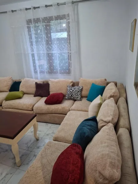 Tirane, jepet me qera apartament 1+1 Kati 1, 60 m² 350 € (Allias)