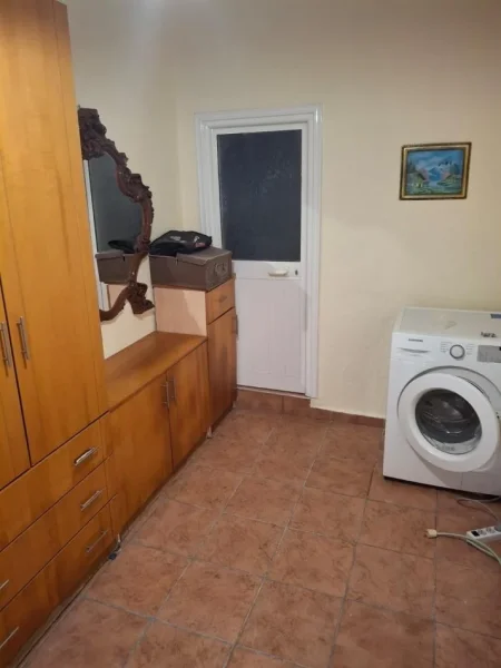 Tirane, jepet me qera apartament 1+1 Kati 1, 60 m² 350 € (Allias)