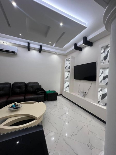 Jepet Me Qera Apartament 1+1  Afer Trenit ,500 €