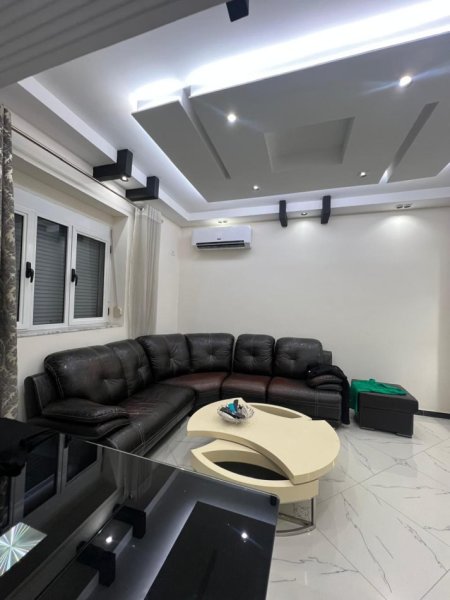 Jepet Me Qera Apartament 1+1  Afer Trenit ,500 €