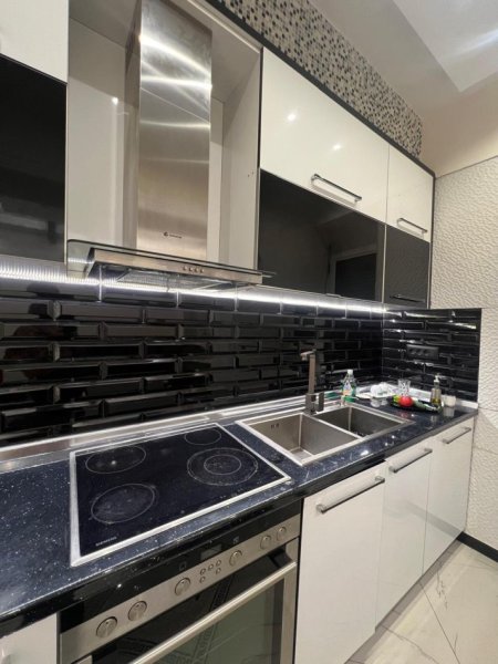 Jepet Me Qera Apartament 1+1  Afer Trenit ,500 €