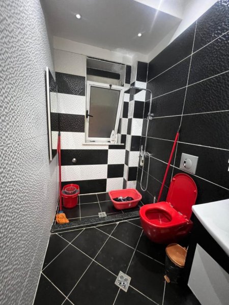 Jepet Me Qera Apartament 1+1  Afer Trenit ,500 €