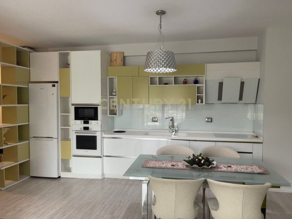 Tirane, jepet me qera 2+1 Kati 3, 92 m² 