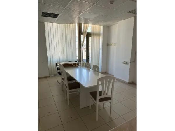 Tirane, jepet me qera ambjent biznesi Kati 3, 180 m² (Sheshi Willson)