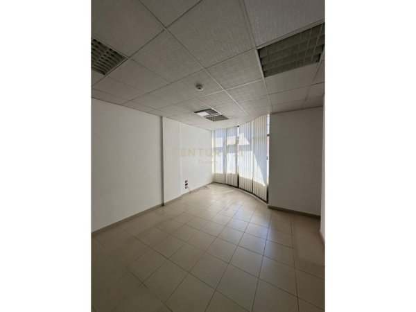 Tirane, jepet me qera ambjent biznesi Kati 3, 168 m² 