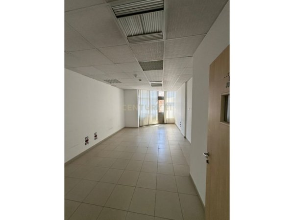 Tirane, jepet me qera ambjent biznesi Kati 3, 168 m² 