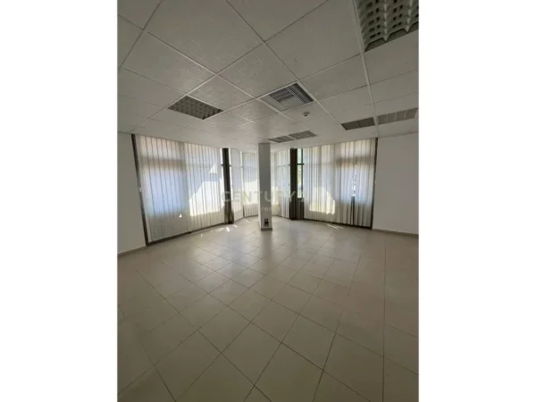 Tirane, jepet me qera ambjent biznesi Kati 3, 168 m² 