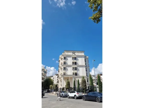 Tirane, shitet apartament 2+1 Kati 2, 157 m² 285.000 € (Liqeni)