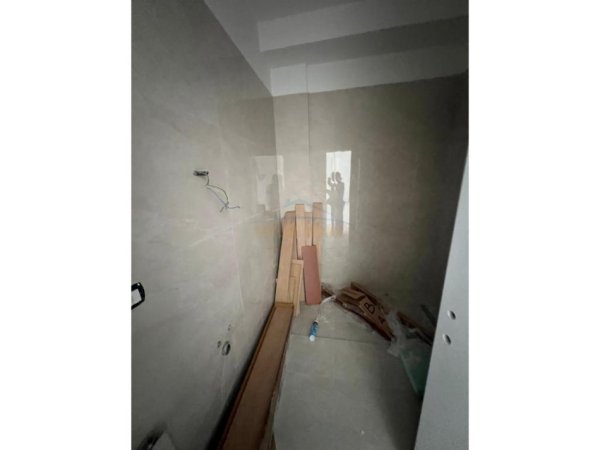 Tirane, shitet apartament 2+1+Ballkon Kati 5, 105 m² 292.600 € (Rruga e Barrikadave)