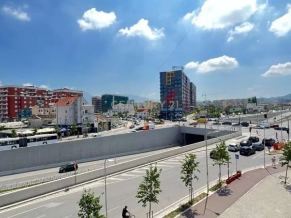 Tirane, jepet me qera dyqan Kati 0, 110 m² 600 € (Astir)
