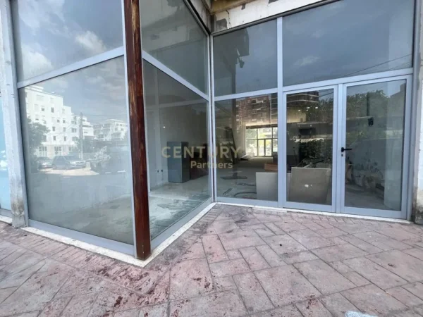 Tirane, jepet me qera dyqan Kati 0, 110 m² 600 € (Astir)