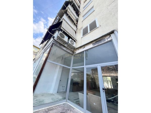 Tirane, jepet me qera dyqan Kati 0, 110 m² 600 € (Astir)