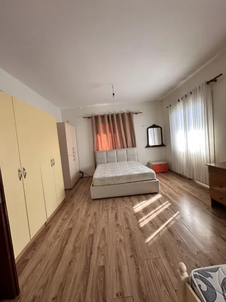 Tirane, jepet me qera shtepi 2+1+Ballkon Kati 3, 145 m² 500 € (Isuf Balta)