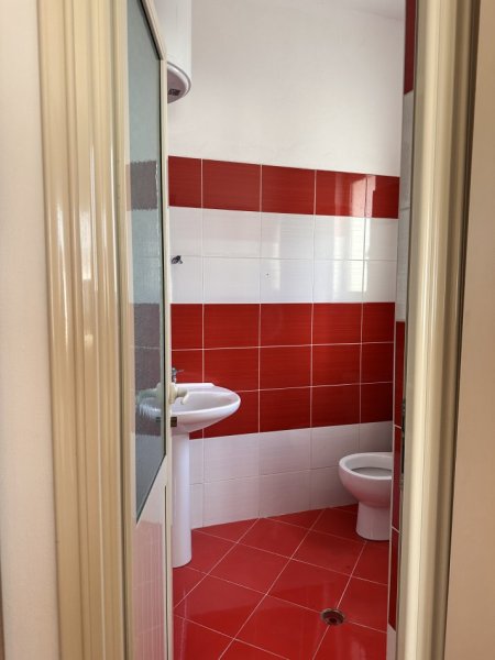 Tirane, jepet me qera shtepi 2+1+Ballkon Kati 3, 145 m² 500 € (Isuf Balta)