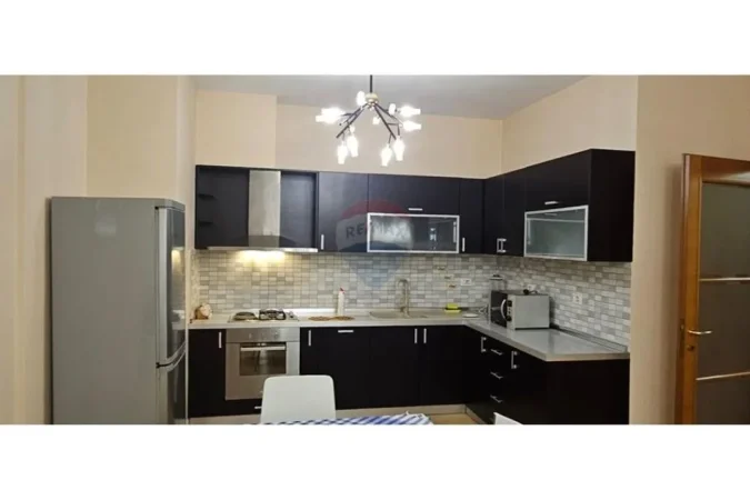 Tirane, jepet me qera apartament 2+1+Ballkon , 99 m² 900 € 