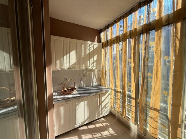 Tirane, jepet me qera apartament 2+1 Kati 2, 103 m² 650 € (Liqeni i Thate)