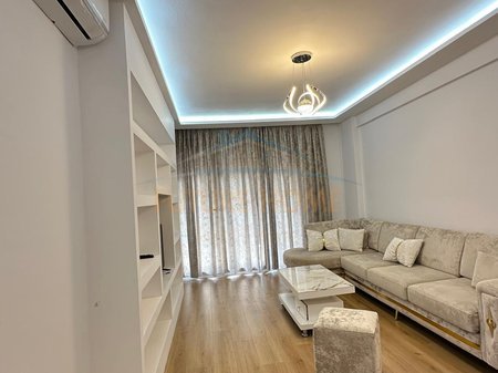 Tirane, jepet me qera apartament 1+1+Ballkon Kati 5, 73 m² 550 € (rruga Don Bosko)