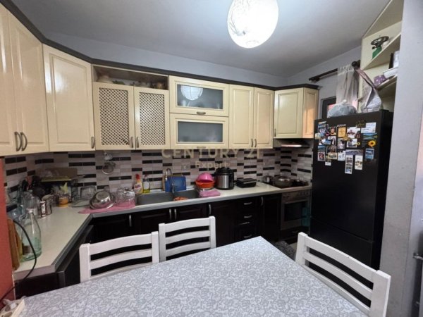 Tirane, jepet me qera apartament 2+1 Kati 3, 106 m² 500 € (YZBERISHT)