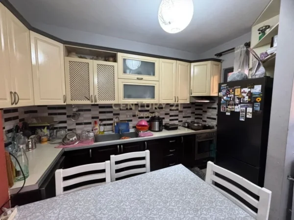 Tirane, jepet me qera apartament 2+1 Kati 3, 106 m² 500 € (YZBERISHT)