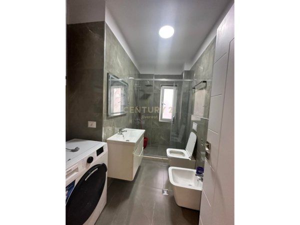 jepet me qera apartament Kati 4, 50 m² 550 € (21 Dhjetori)