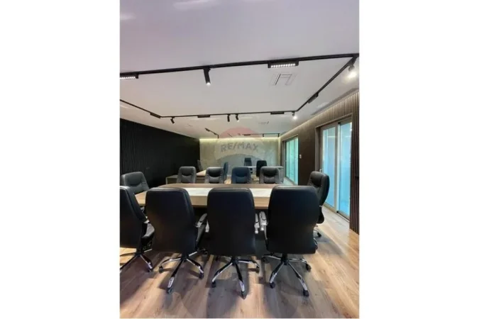 Tirane, jepet me qera ambjent biznesi , 107 m² 2.000 € 