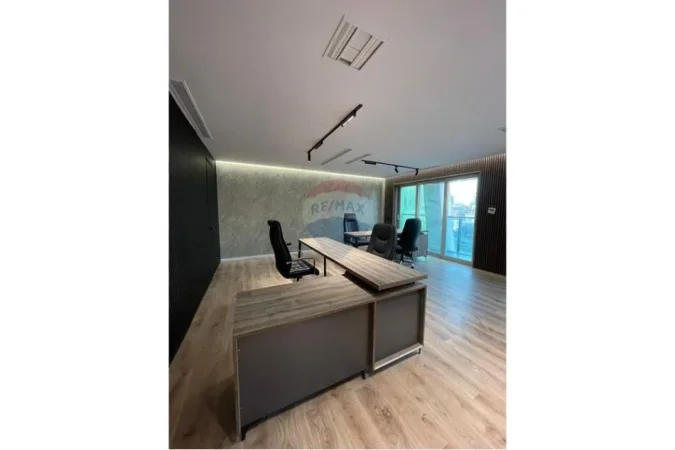 Tirane, jepet me qera ambjent biznesi , 107 m² 2.000 € 