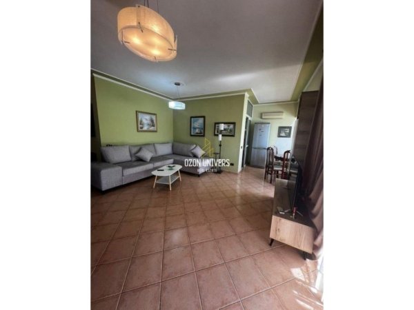 Tirane, jepet me qera apartament 2+1 Kati 9, 85 m² 650 € (Komuna e Parisit)