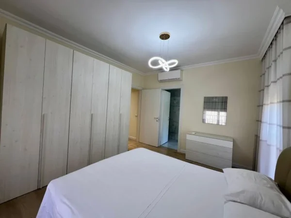 APARTAMENT  2+1+3  ME QIRA 1.100 € (PAZARI I RI)