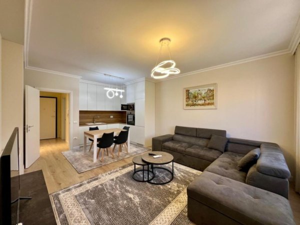 APARTAMENT  2+1+3  ME QIRA 1.100 € (PAZARI I RI)