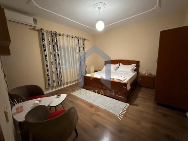 Tirane, jap me qera apartament 3+1+Ballkon Kati 2, 169 m² 750 € (Ish Fusha E aVIACIONIT)