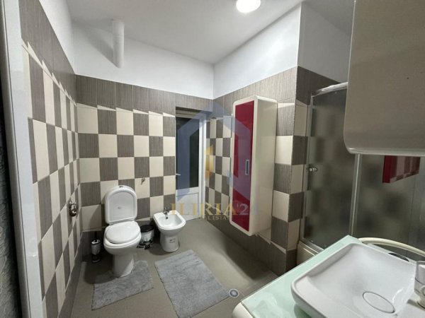Tirane, jap me qera apartament 3+1+Ballkon Kati 2, 169 m² 750 € (Ish Fusha E aVIACIONIT)