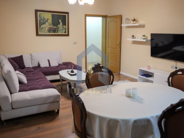 Tirane, jap me qera apartament 3+1+Ballkon Kati 2, 169 m² 750 € (Ish Fusha E aVIACIONIT)