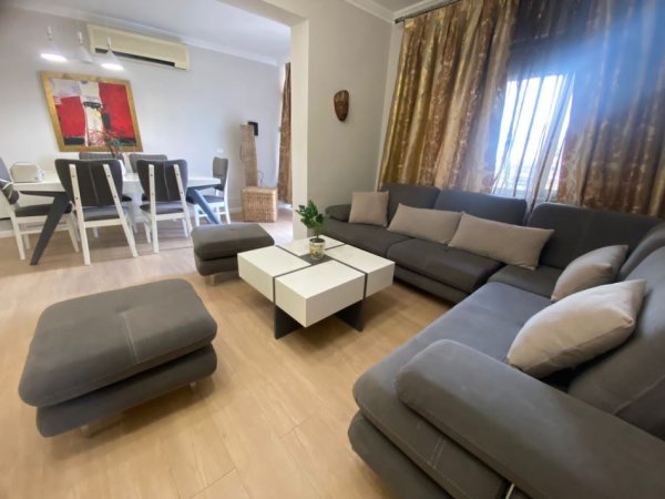 Tirane, jepet me qera apartament 3+1+Ballkon Kati 6, 140 m² 1.200 € (Qender)