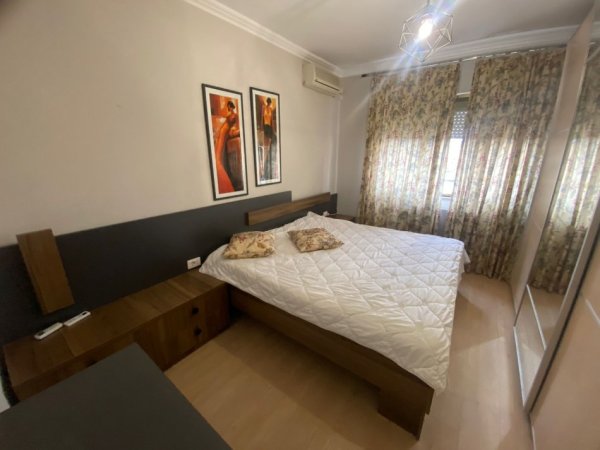 Tirane, jepet me qera apartament 3+1+Ballkon Kati 6, 140 m² 1.200 € (Qender)