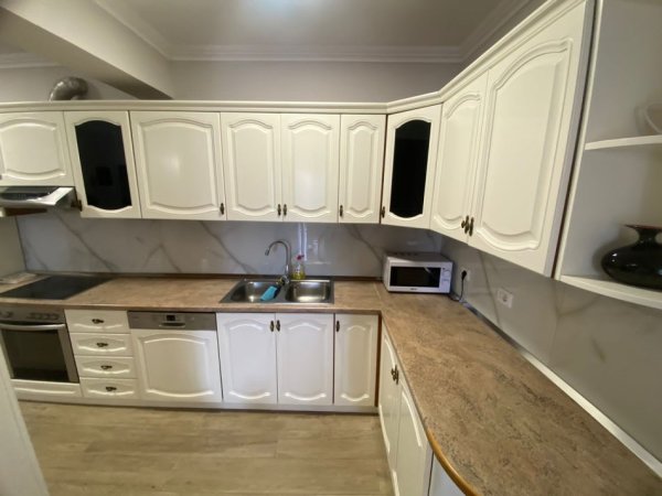 Tirane, jepet me qera apartament 3+1+Ballkon Kati 6, 140 m² 1.200 € (Qender)