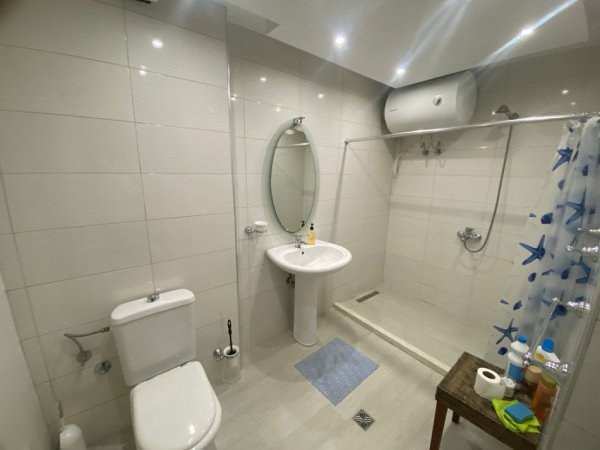 Tirane, jepet me qera apartament 3+1+Ballkon Kati 6, 140 m² 1.200 € (Qender)