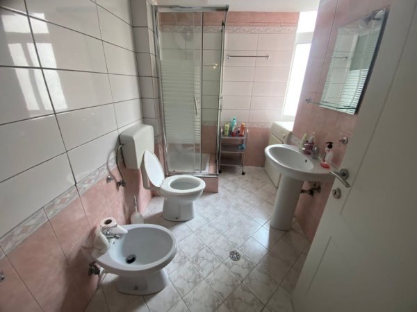 Tirane, jepet me qera apartament 3+1+Ballkon Kati 6, 140 m² 1.200 € (Qender)