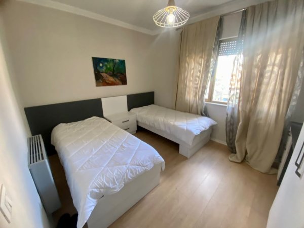 Tirane, jepet me qera apartament 3+1+Ballkon Kati 6, 140 m² 1.200 € (Qender)