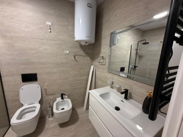 Tirane, jepet me qera apartament 2+1 Kati 10, 128 m² 1.800 € (LAKE VIEW)