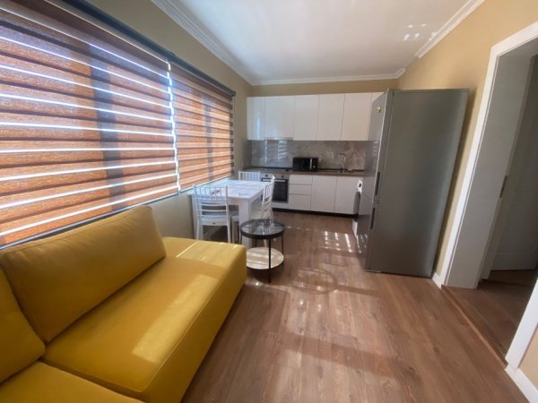 Tirane, jap me qera apartament 2+1+Ballkon Kati 2, 90 m² 600 € (Raiffeisen bank, Laprake)