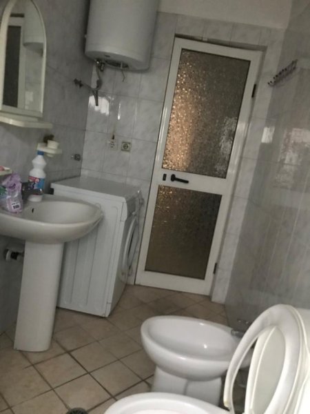 Tirane, jepet me qera apartament 2+1 Kati 2, 70 m² 400 € (Muhamet gjollesha)